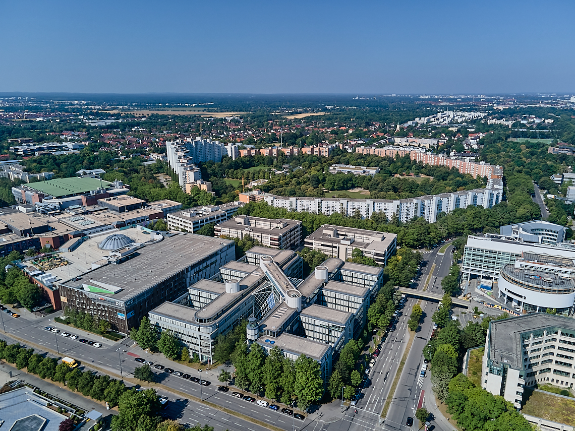22.07.2022 - ehemaliges Alliant-Versicherungsgebäude und Wohnring in Neuperlach